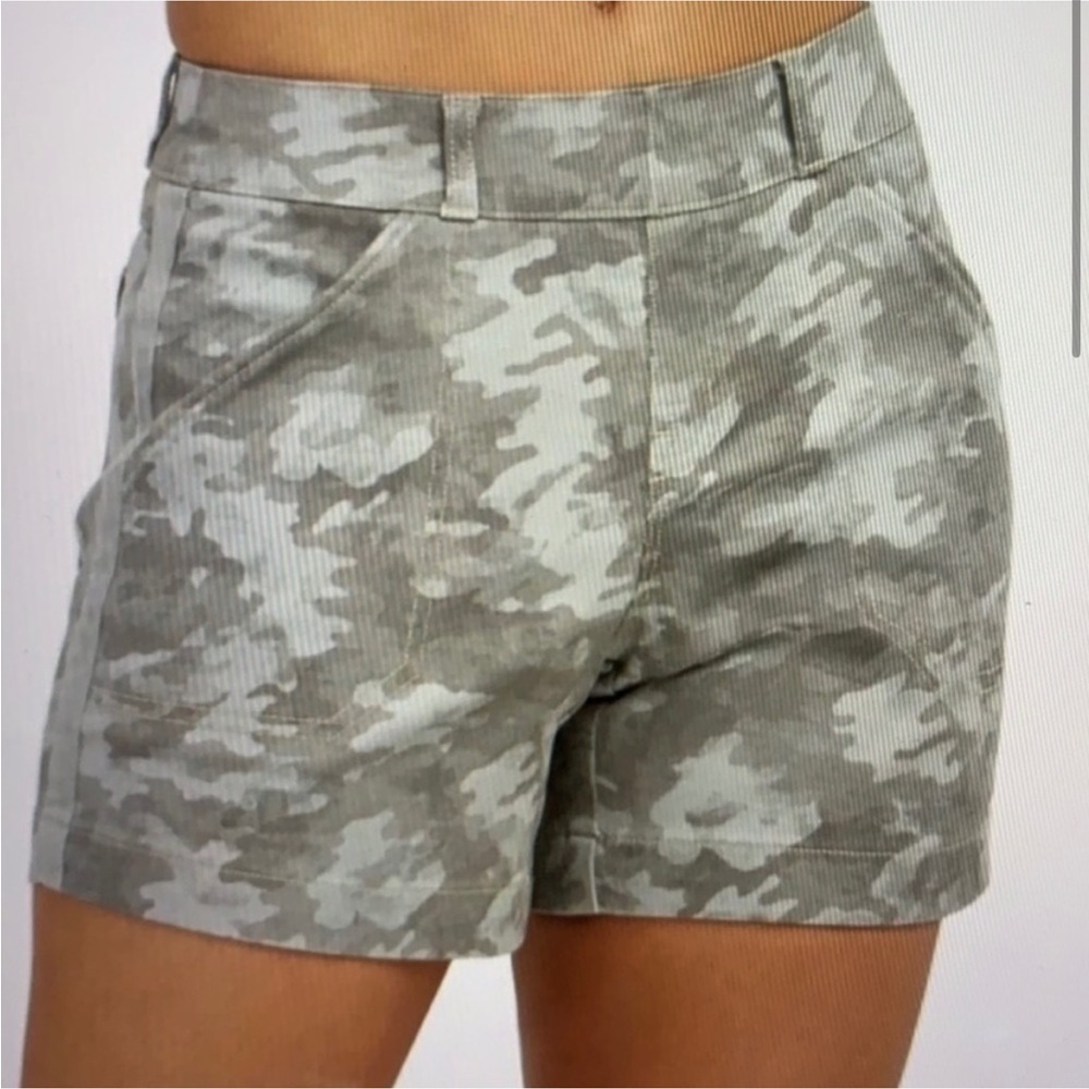 SPANX Twill Stone Wash Stretch Green Camo Shorts Size Small